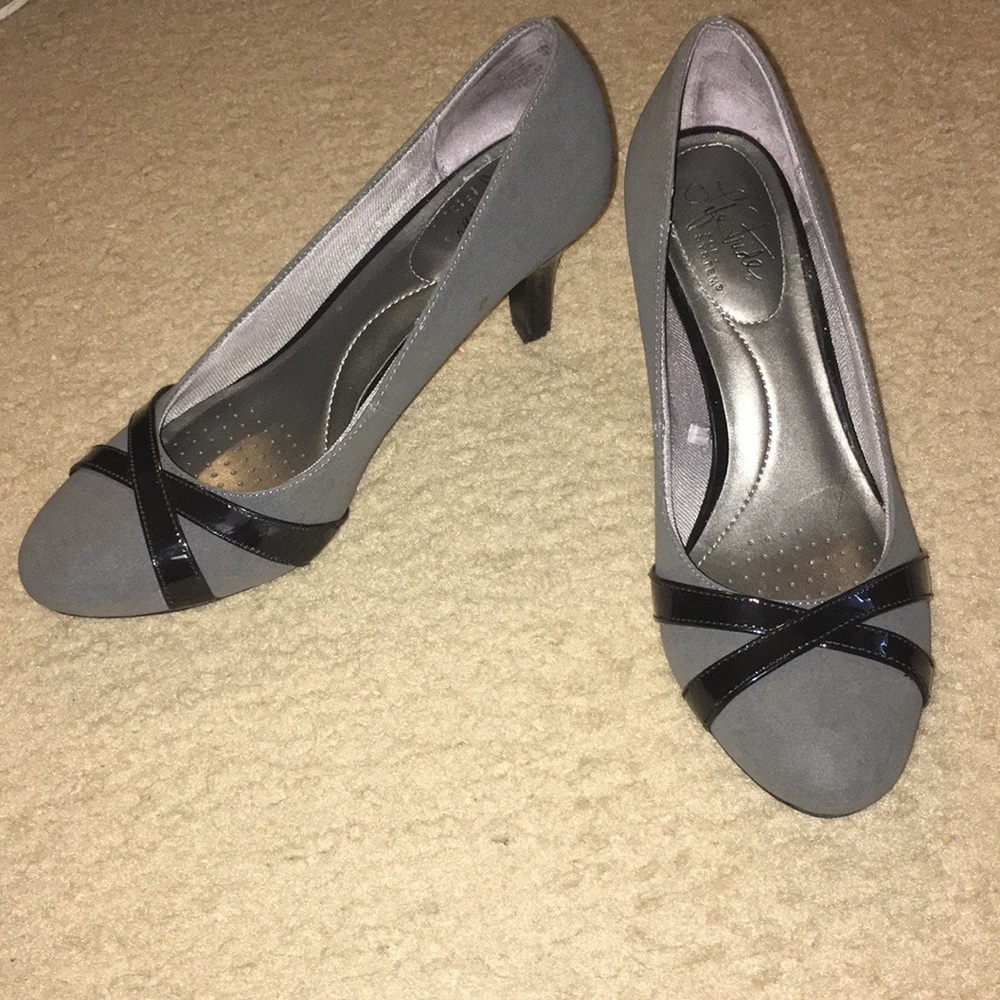 Life Stride Gray w/ black pumps 2 1/2” heels sz 8